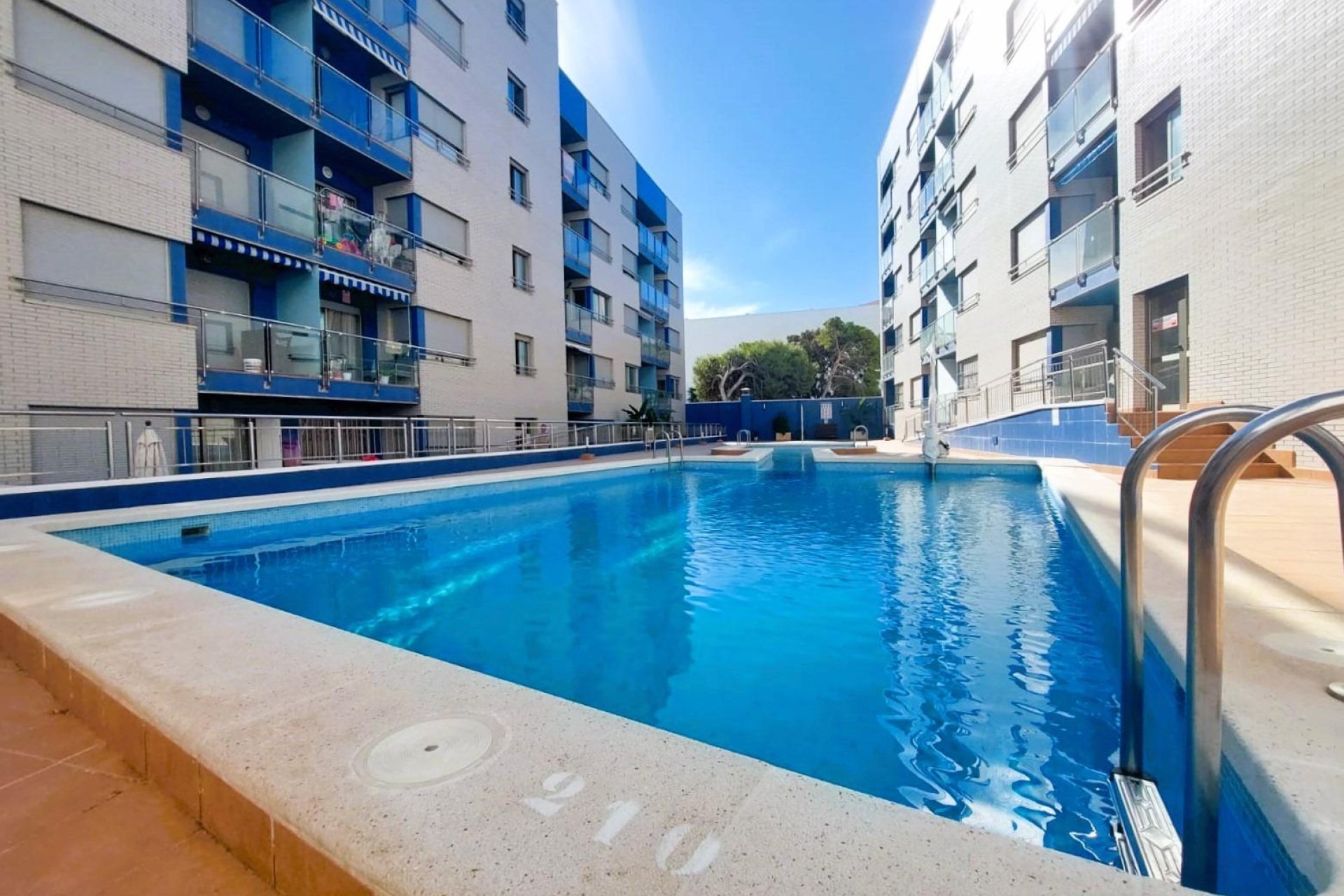 Resale - Apartment  - Torrevieja - Playa de los Locos