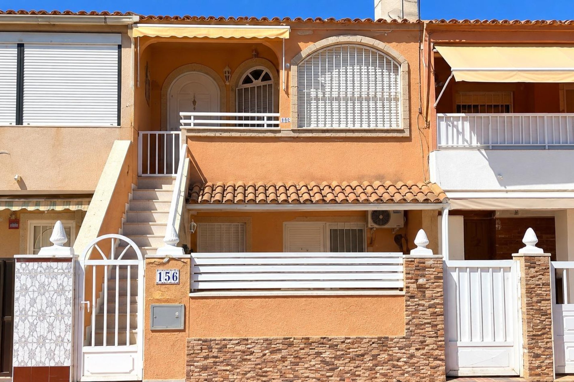 Wynajem długoterminowy - Mieszkanie w bloku - Torrevieja - Playa de los Naufragos