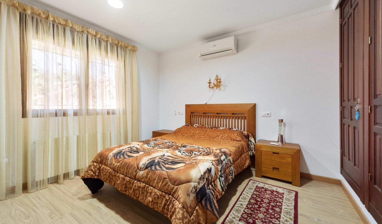Odsprzedaż - Villa - Orihuela Costa - Campoamor