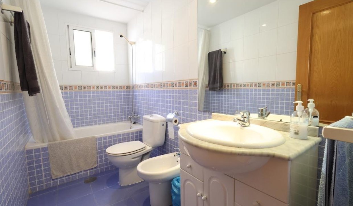 Wynajem długoterminowy - Mieszkanie w bloku - Orihuela Costa - Campoamor