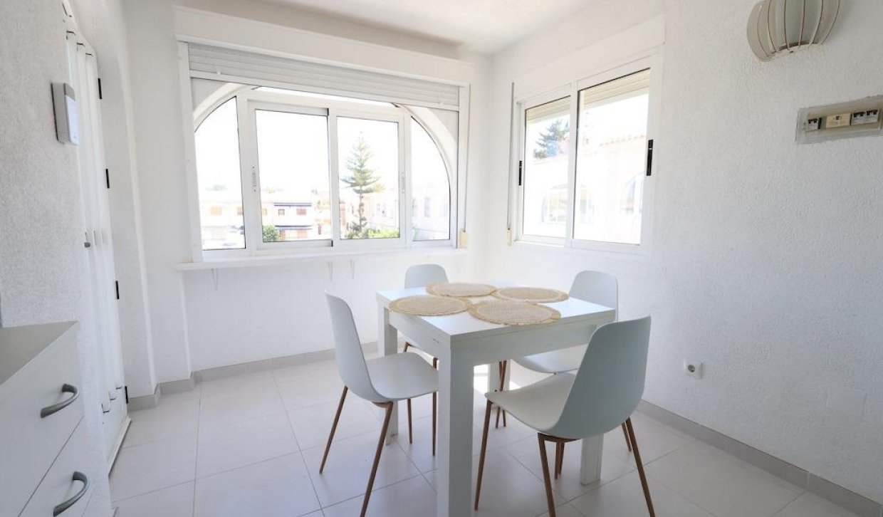 Wynajem długoterminowy - Mieszkanie w bloku - Orihuela Costa - Campoamor