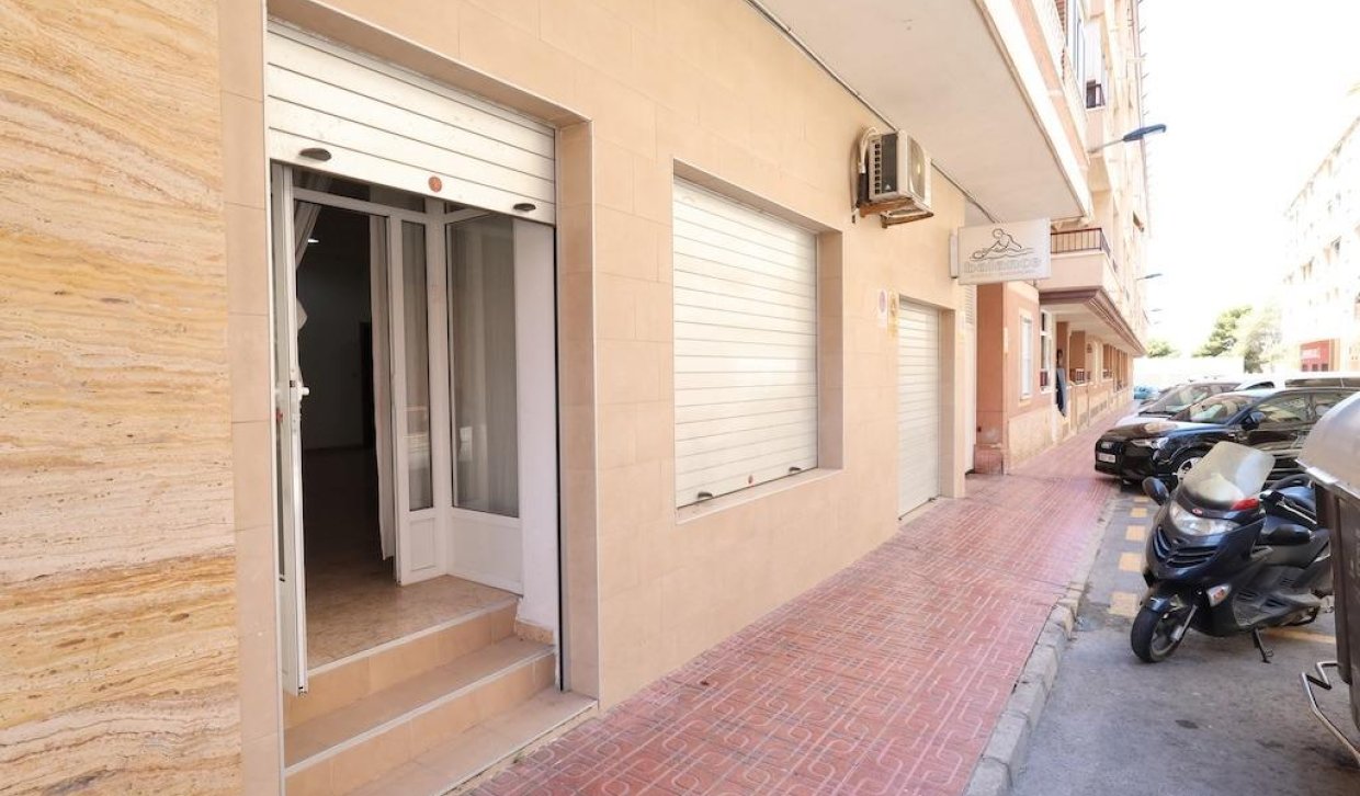 Segunda Mano - Local comercial - Torrevieja - Centro