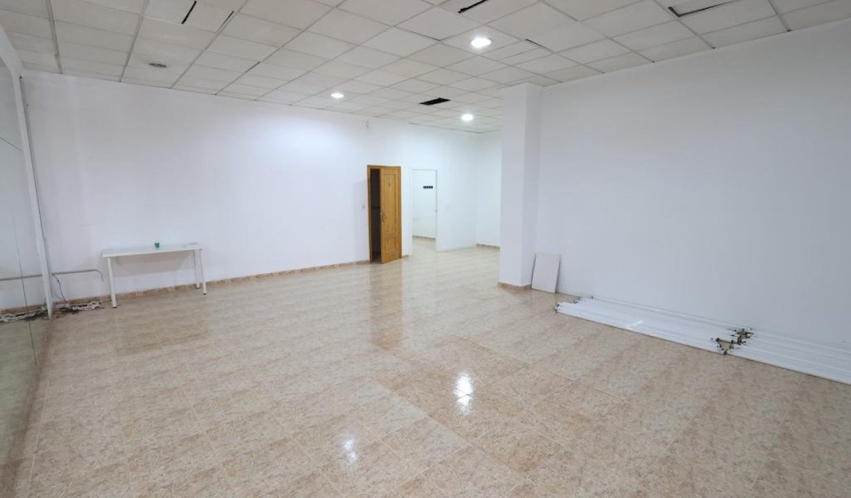 Segunda Mano - Local comercial - Torrevieja - Centro