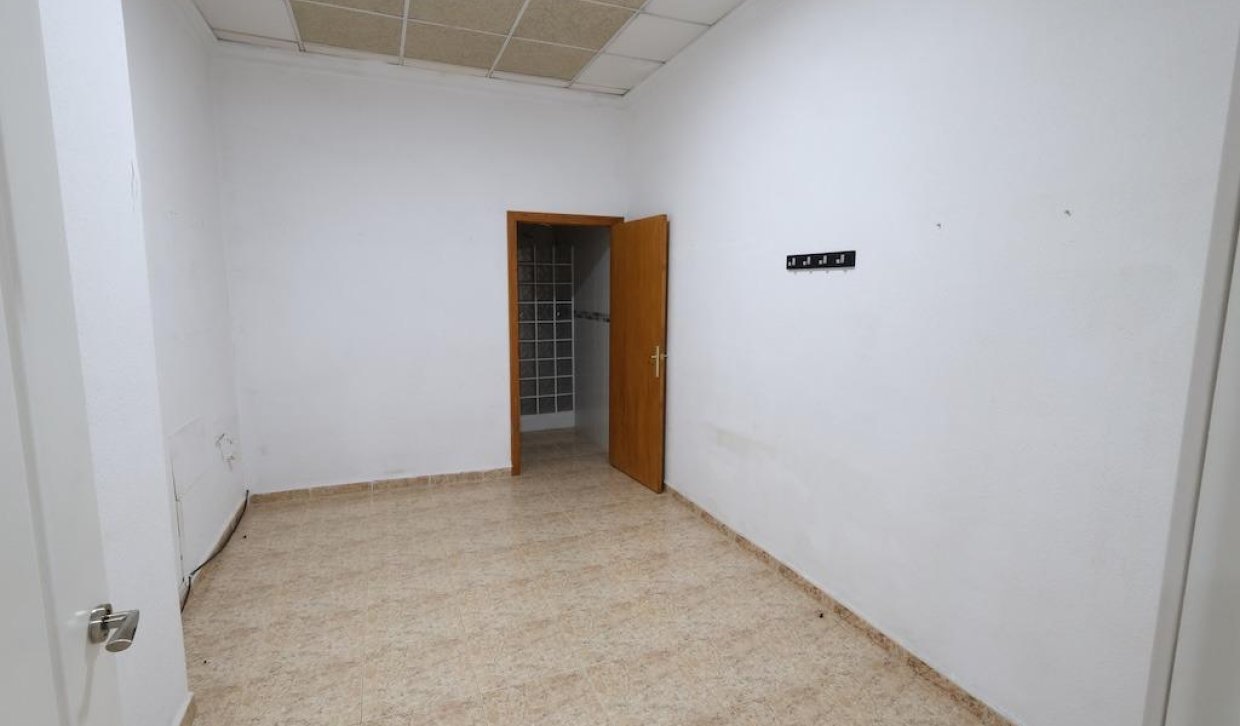 Odsprzedaż - lokal użytkowy - Torrevieja - Centro