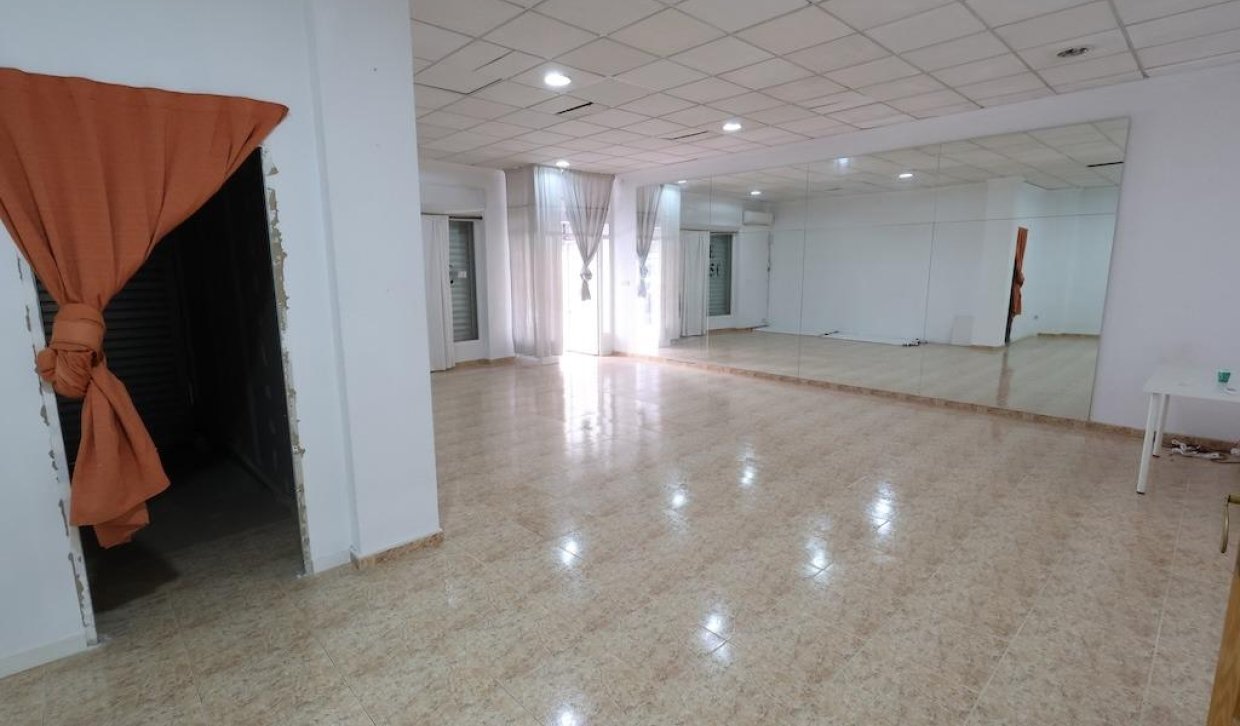 Segunda Mano - Local comercial - Torrevieja - Centro